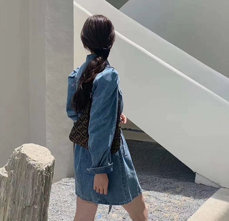 Damska mini sukienka jeansowa z bufkami - obrazek 2