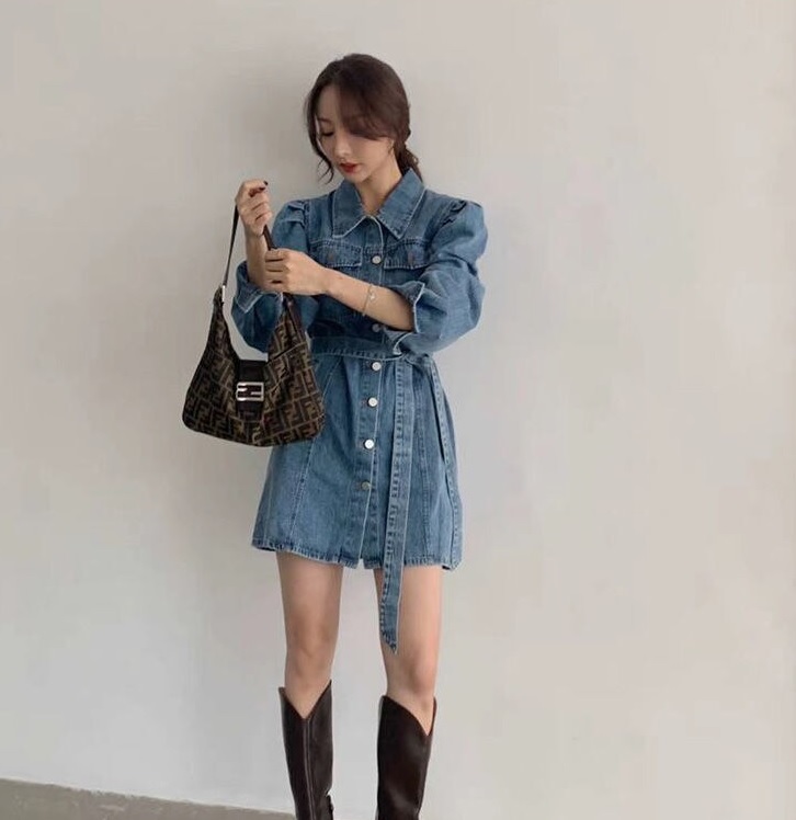 Damska mini sukienka jeansowa z bufkami - obrazek 4