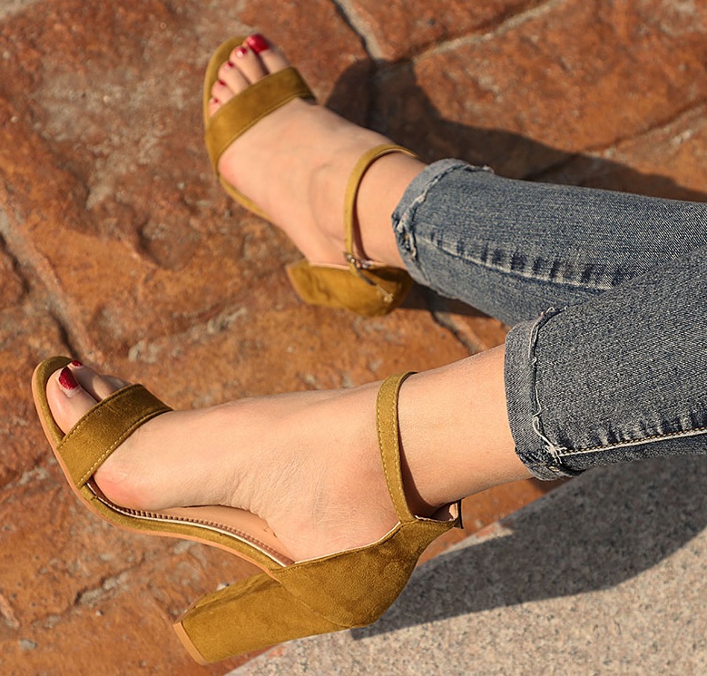 BIGTREE Musztardowe sandały na słupku - obrazek 2