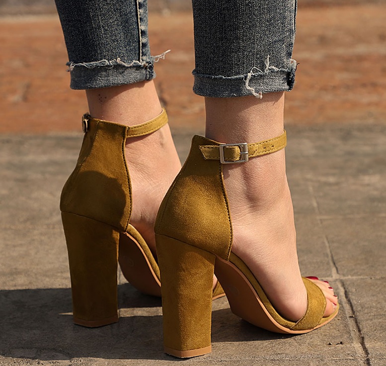 BIGTREE Musztardowe sandały na słupku - obrazek 4