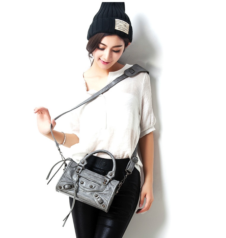 Damska mała szara torebka na ramię - obrazek 2