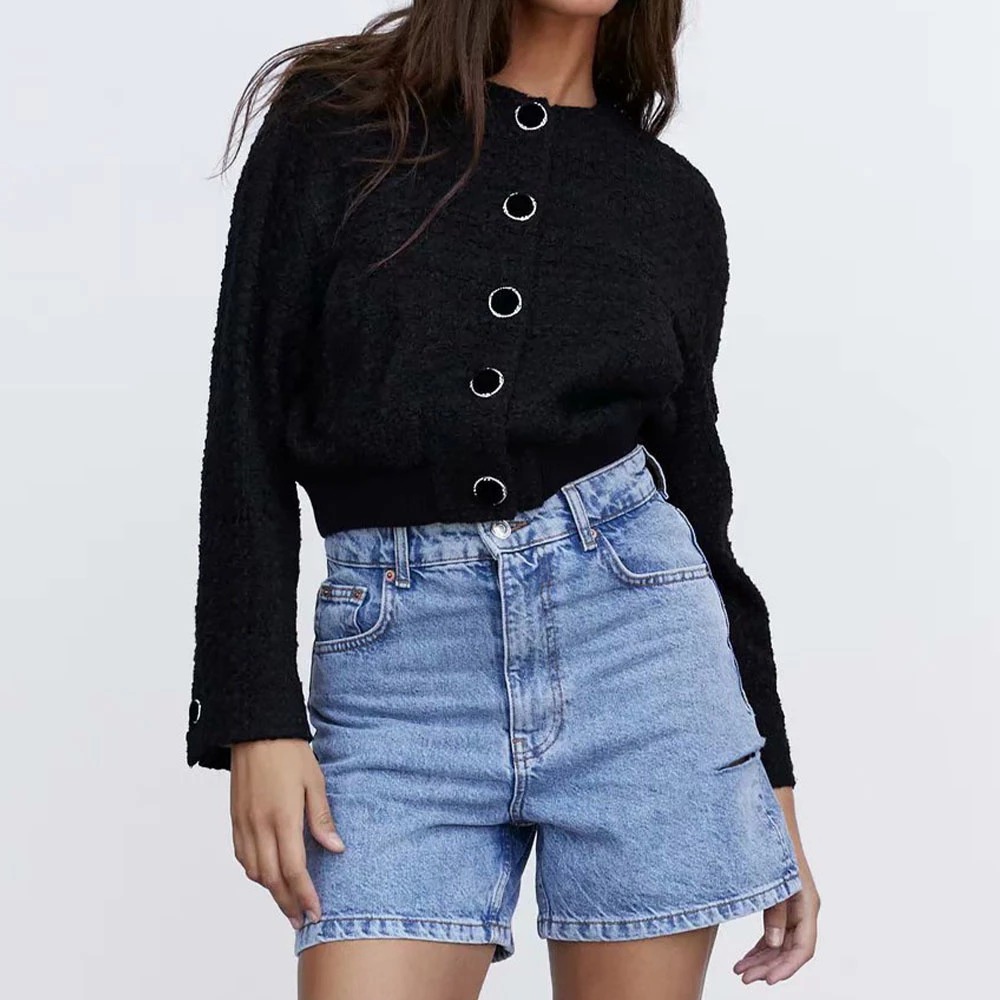 Damski sweter ze zdobionymi guzikami - obrazek 2