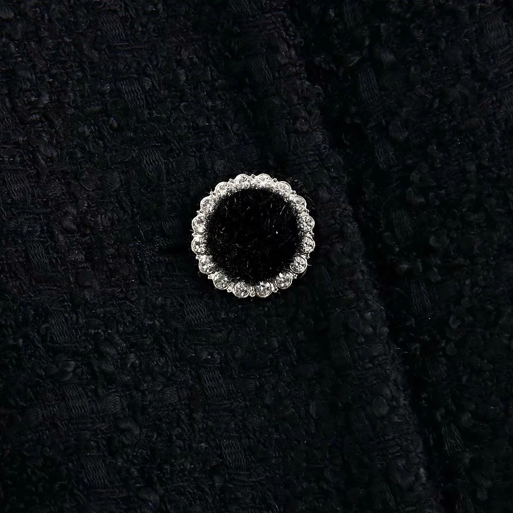 Damski sweter ze zdobionymi guzikami - obrazek 5