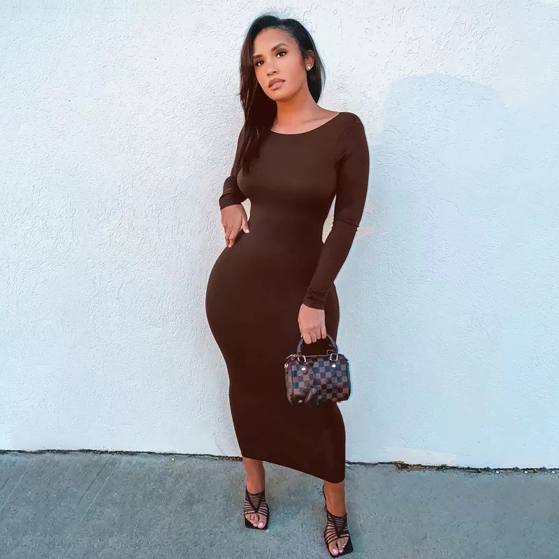 Ołówkowa sukienka z odkrytymi plecami - obrazek 3