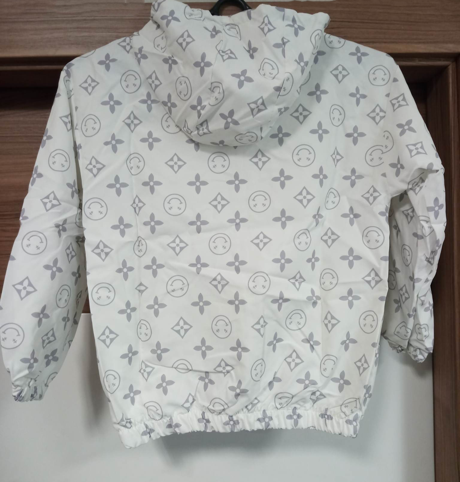 Dziecięca kurtka wiatrówka z nadrukiem - obrazek 2