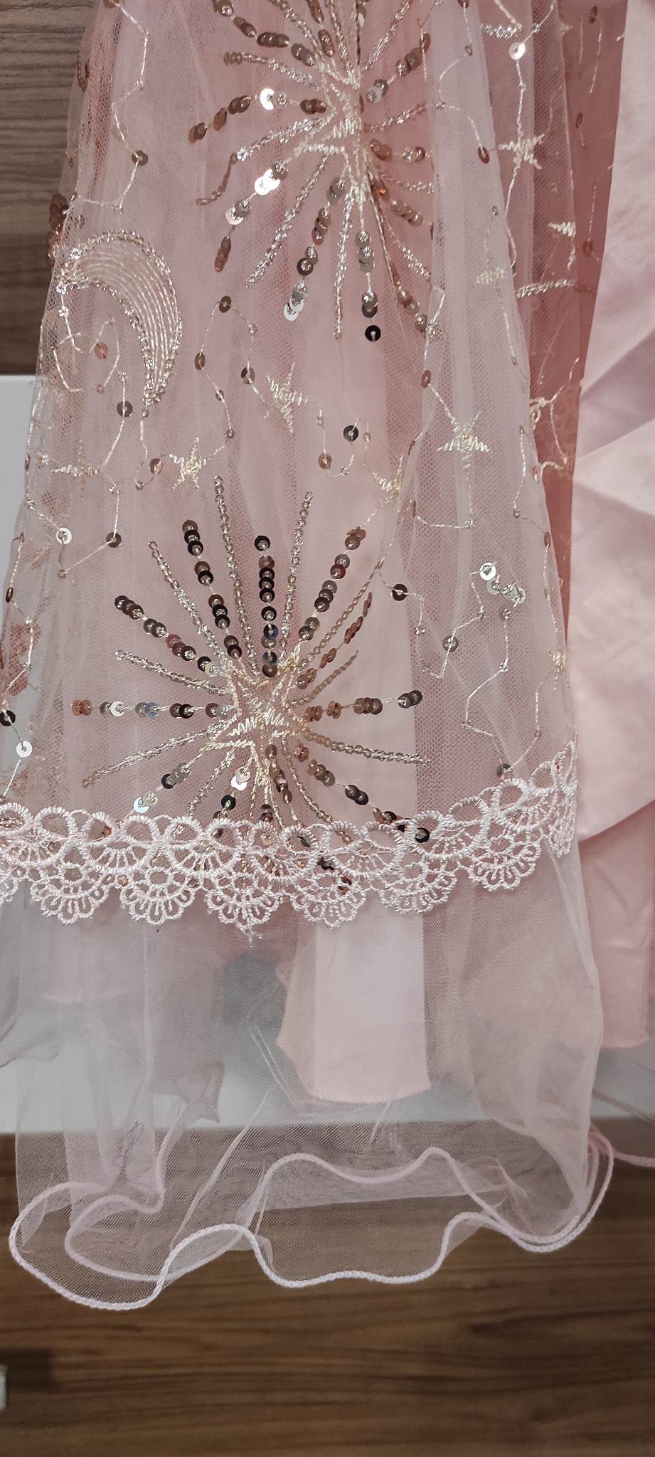 Dziecięca tiulowa sukienka z cekinami - obrazek 3