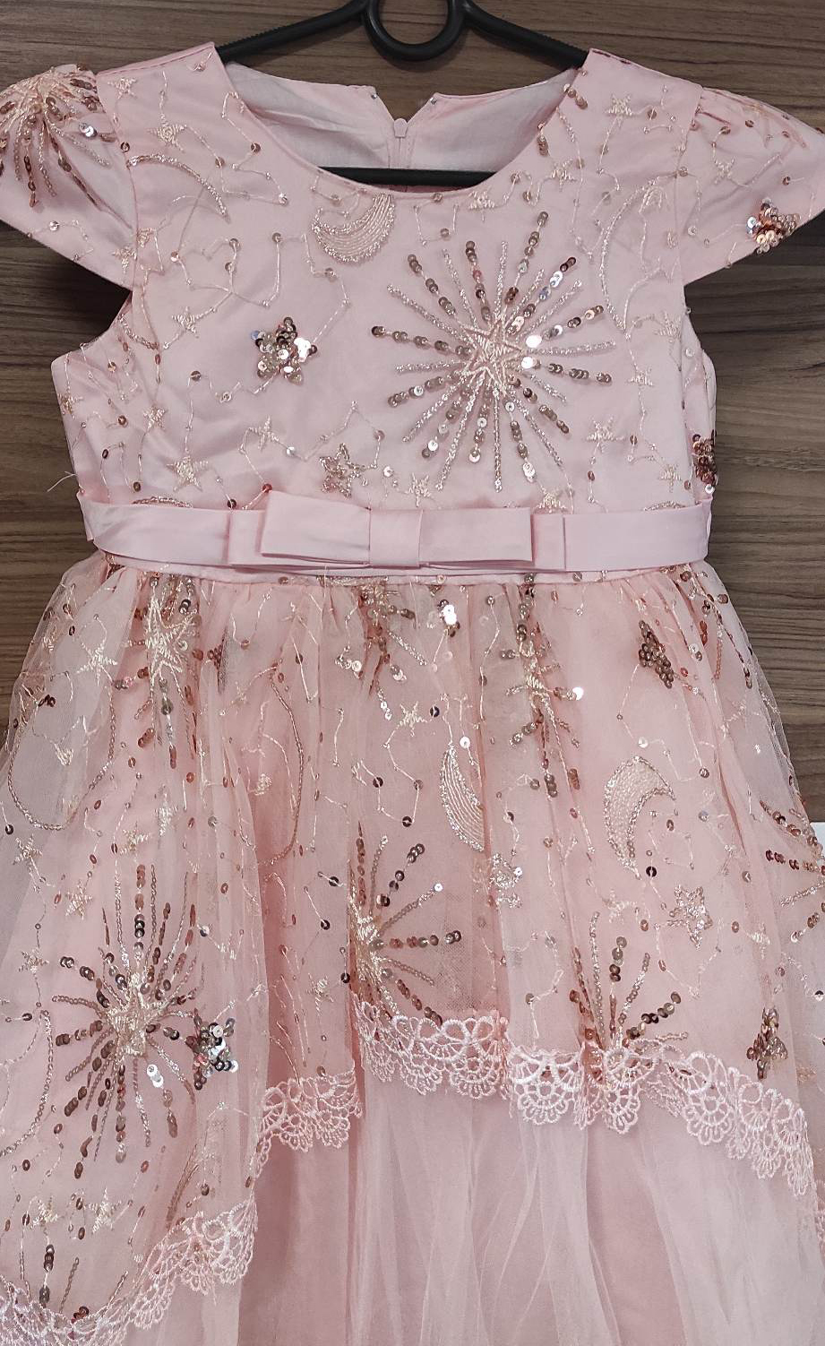 Dziecięca tiulowa sukienka z cekinami - obrazek 2