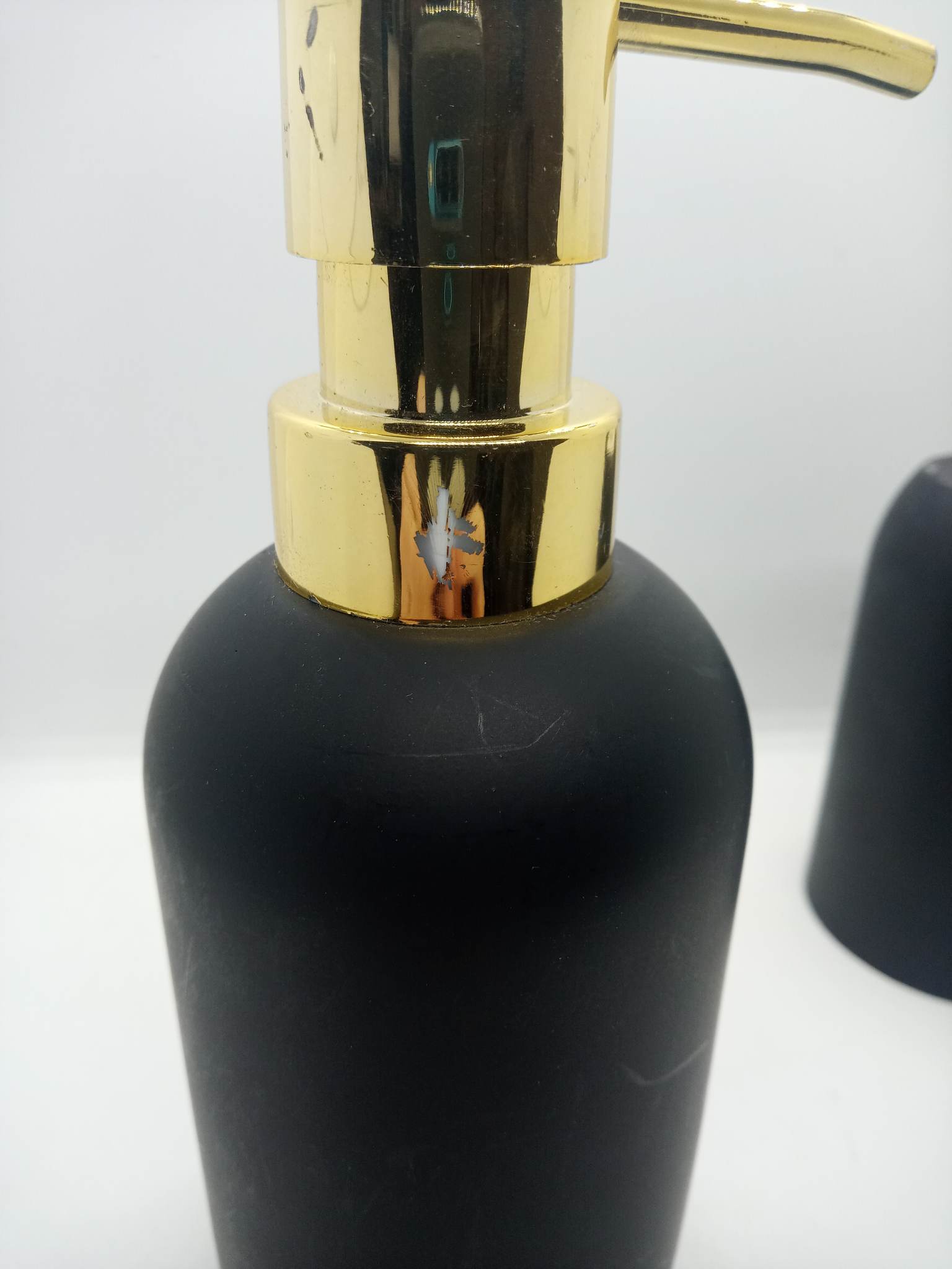 Dozownik do mydła z kubkiem CZARNY MAT - obrazek 4