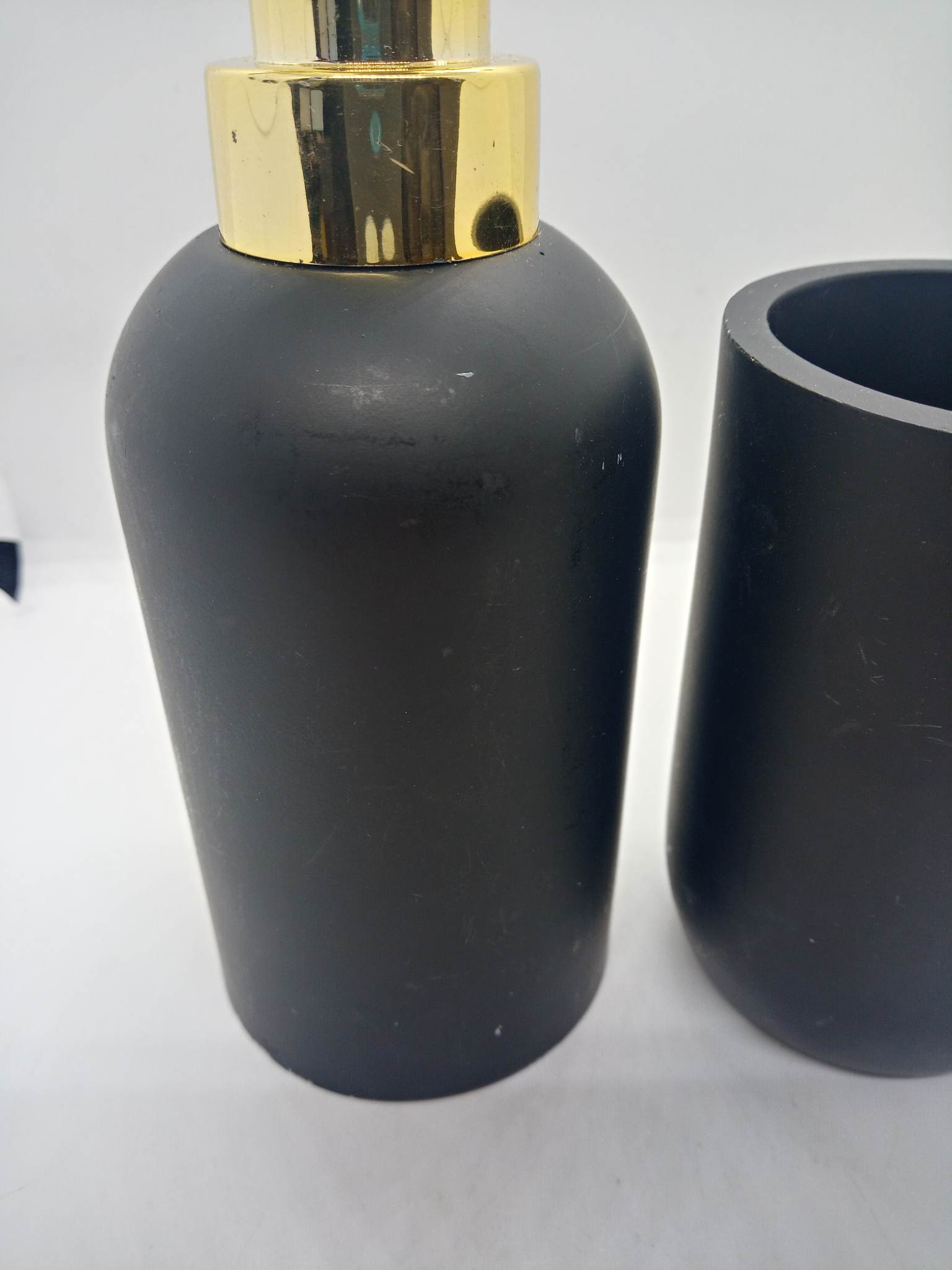 Dozownik do mydła z kubkiem CZARNY MAT - obrazek 2