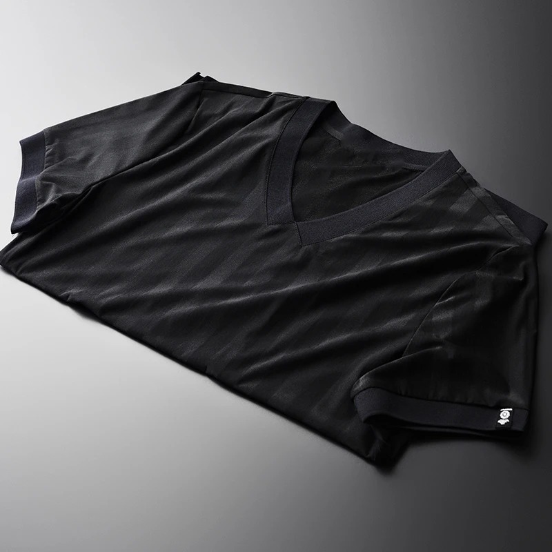 Męski t-shirt w serek Czarny - obrazek 4