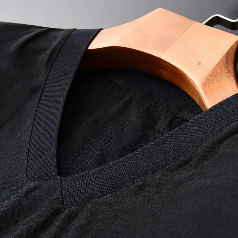 Męski t-shirt w serek Czarny - obrazek 3