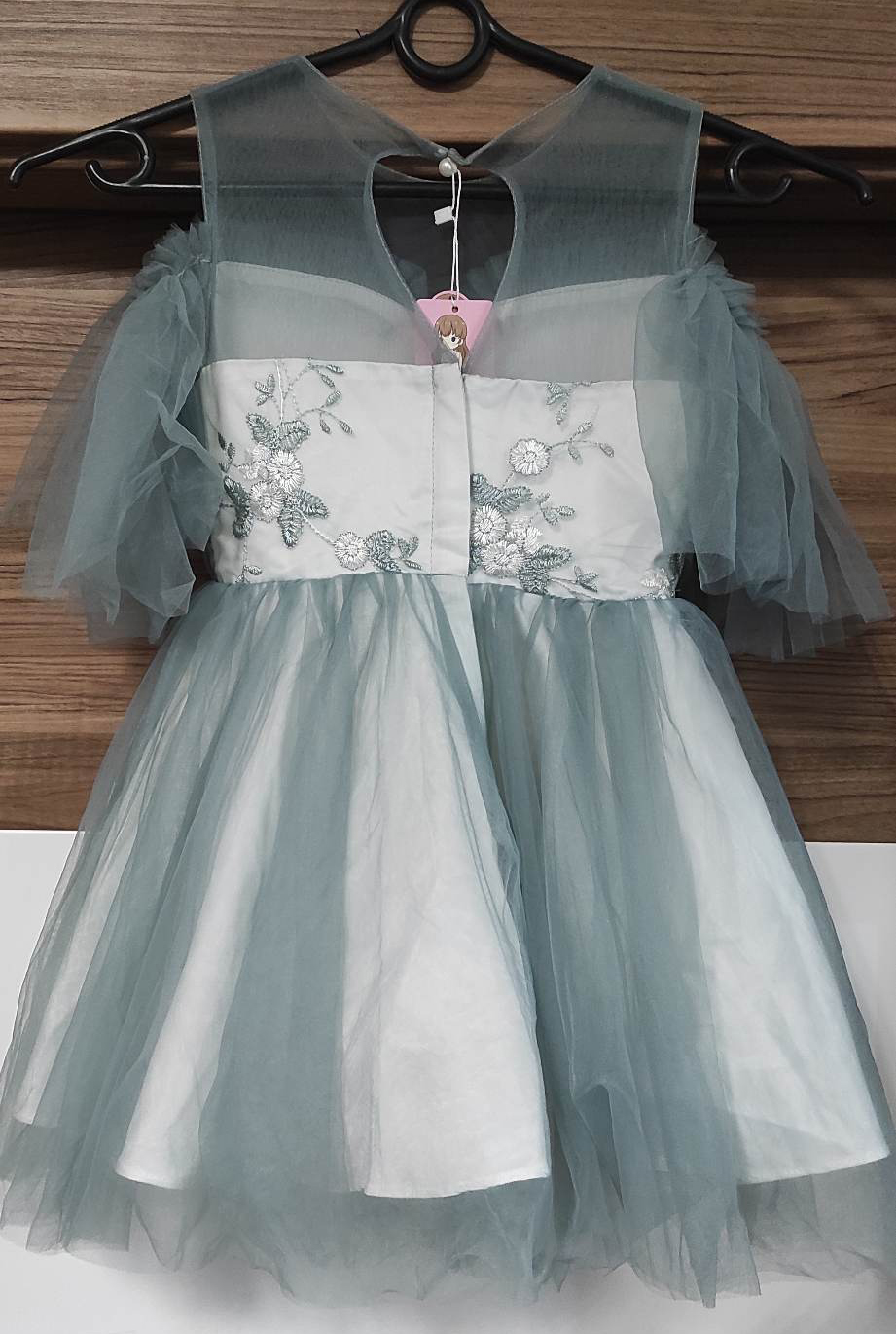 Tiulowa sukienka dziewczęca z bufiastymi rękawami - obrazek 2