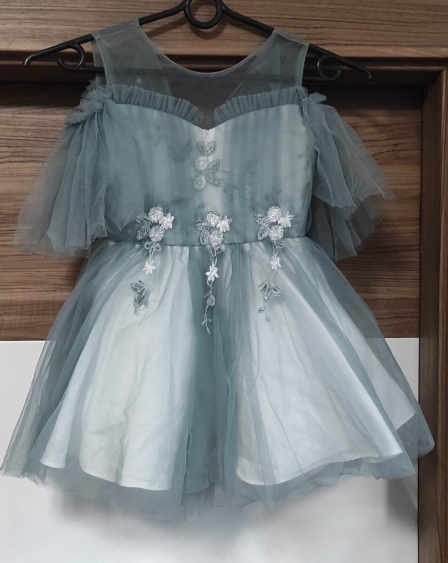 Tiulowa sukienka dziewczęca z bufiastymi rękawami - obrazek 3