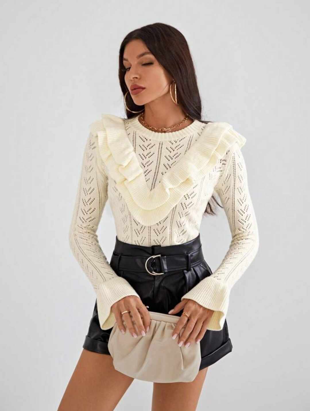 Damski sweter z falbankami biały - obrazek 7