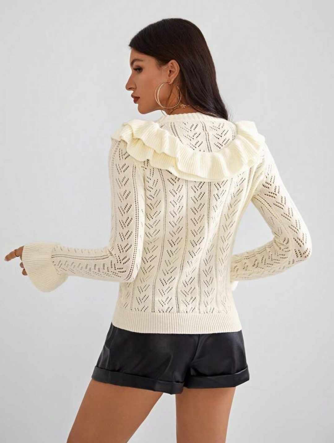 Damski sweter z falbankami biały - obrazek 2