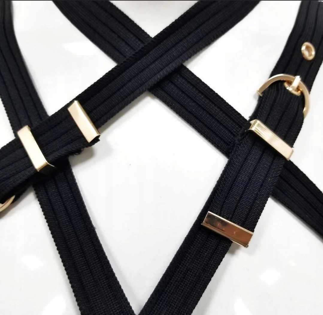 Damska seksowna czarna sukienka z paskami - obrazek 4