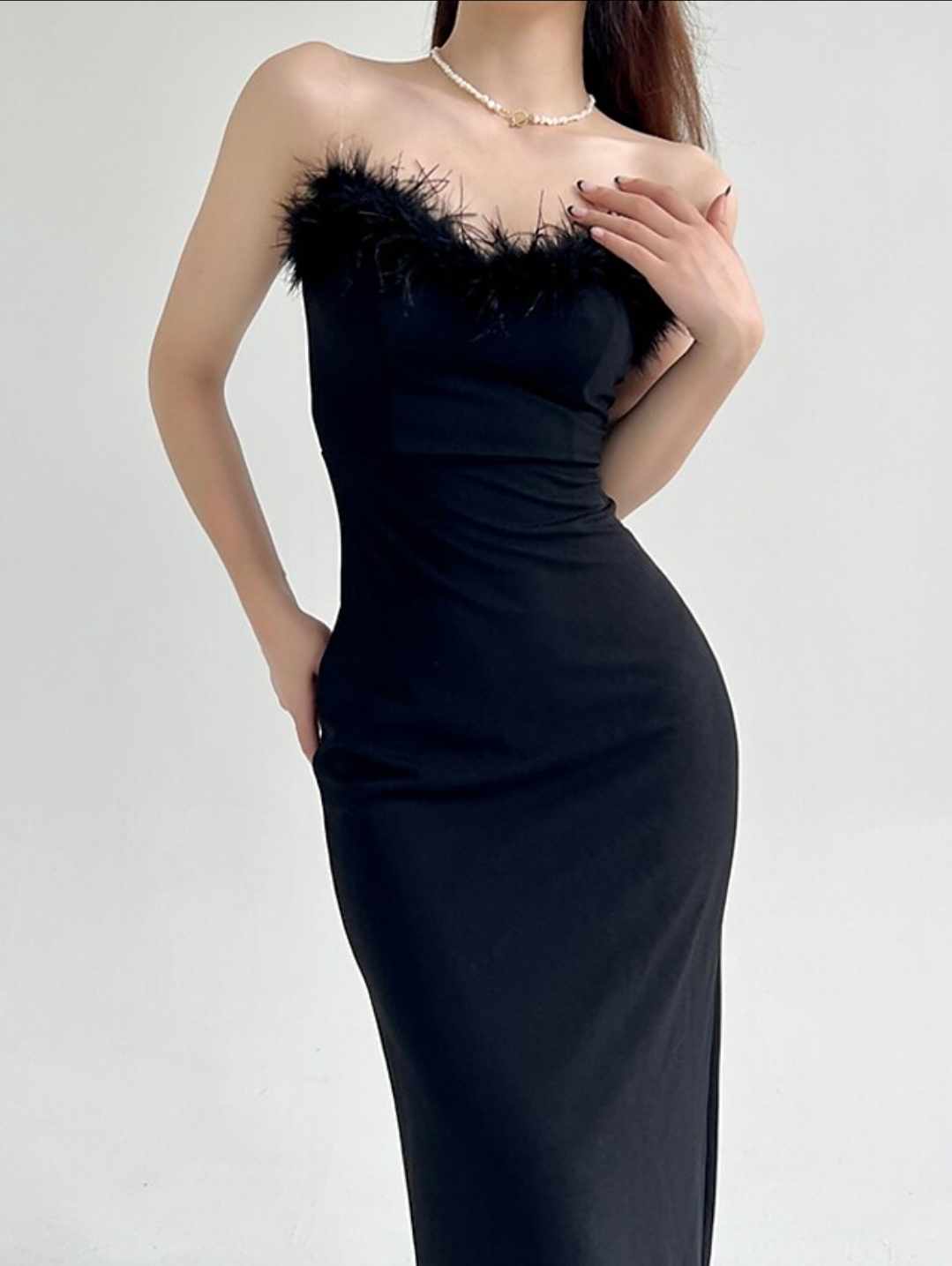 Damska czarna sukienka z ozdobnymi piórami - obrazek 3