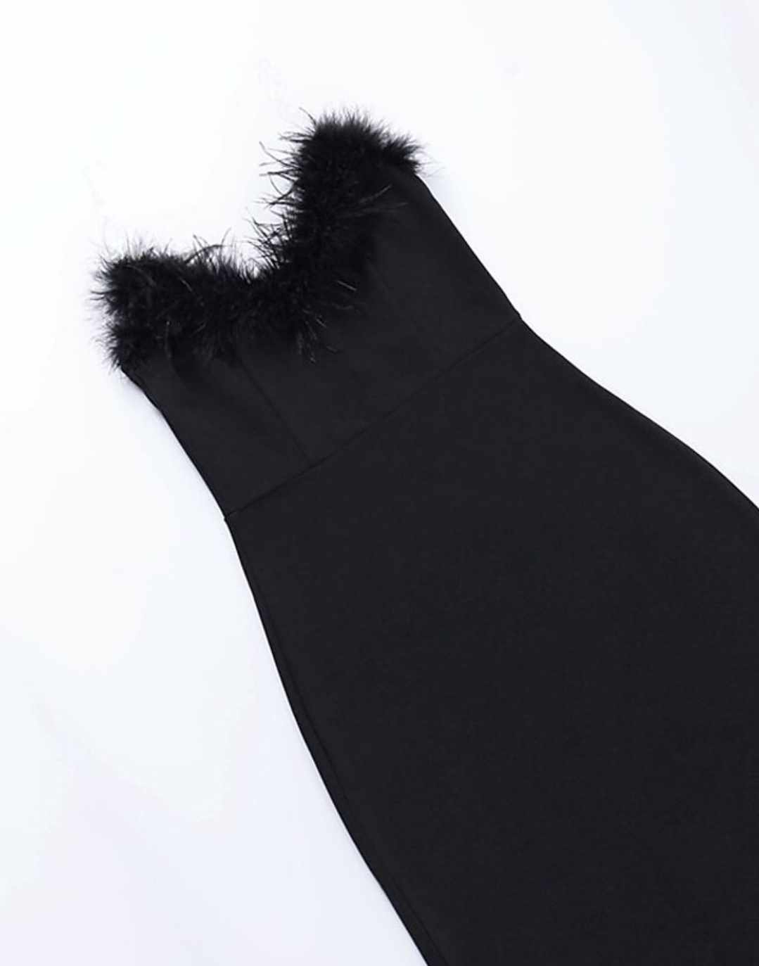 Damska czarna sukienka z ozdobnymi piórami - obrazek 5