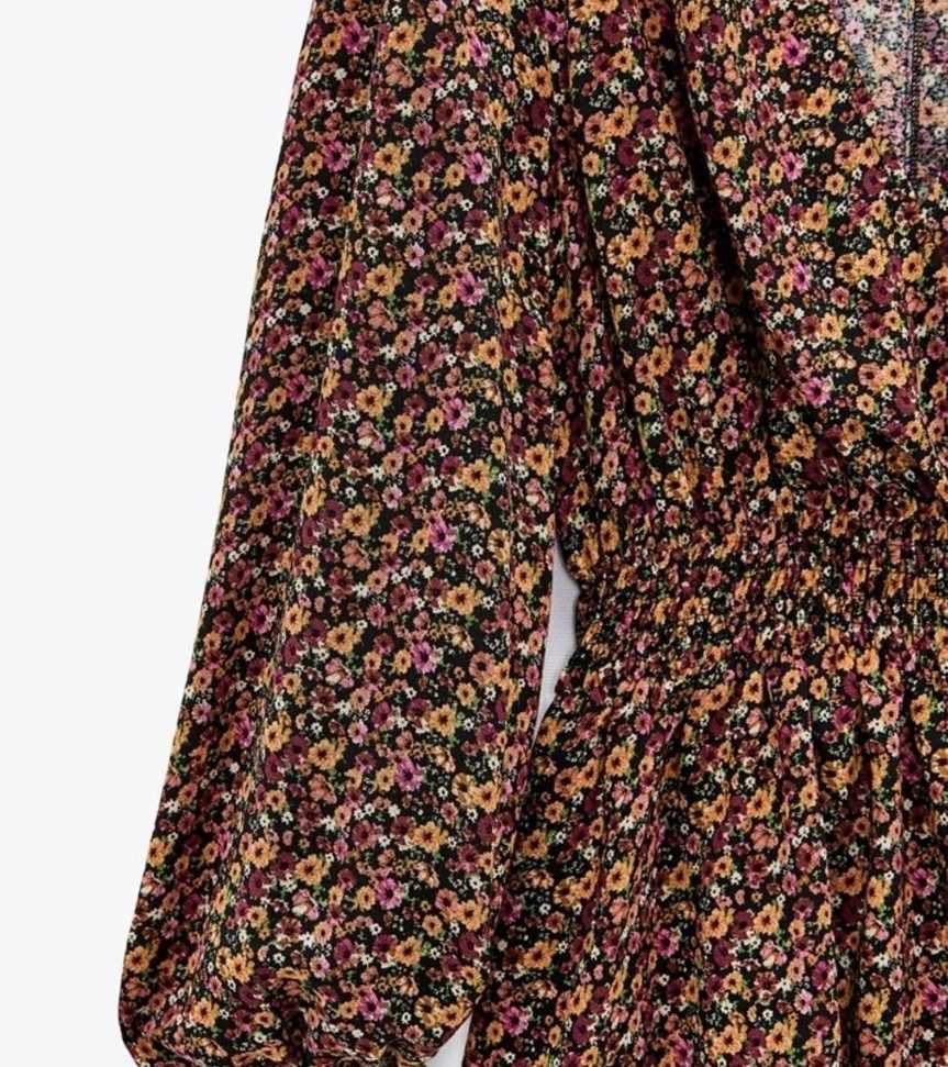 Damska sukienka mini w kwiaty z długim rękawem - obrazek 2