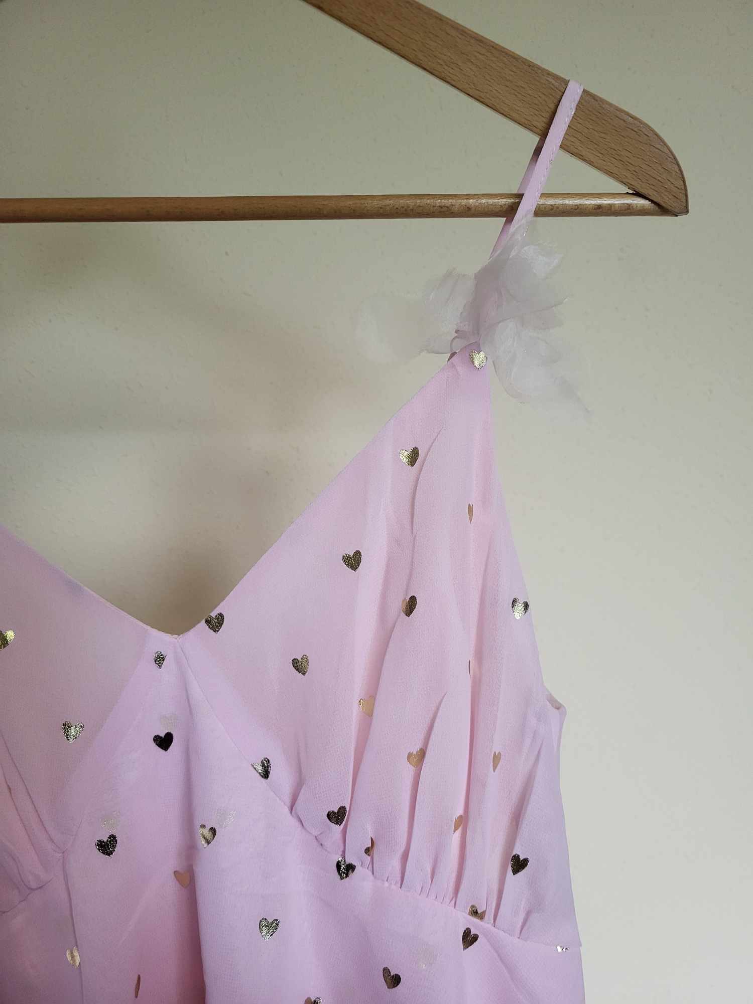 Rozkloszowana sukienka różowa w złote serduszka z falbanką - obrazek 2