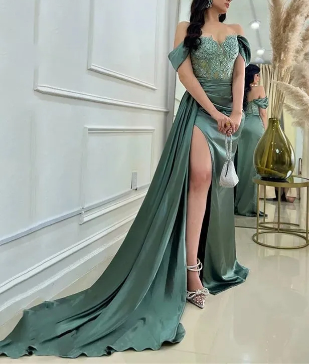 Elegancka satynowa sukienka maxi z trenem z boku - obrazek 2