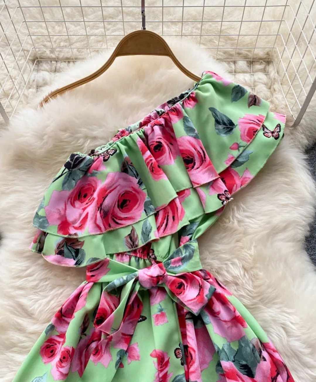 Sukienka midi w kwiaty na jedno ramię rozmiar S - obrazek 3