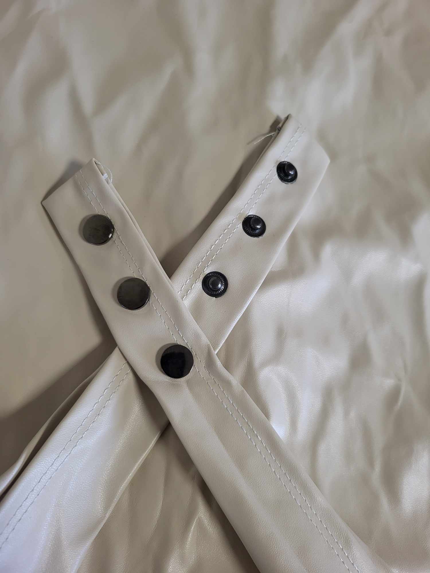 Sukienka mini z głębokim dekoltem rozmiar M - obrazek 4