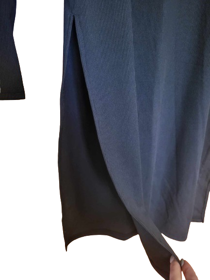 Damska sukienka prążkowana z wycięciem po bokach - obrazek 2