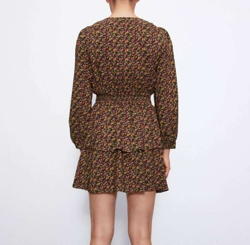 Damska sukienka mini w kwiaty z długim rękawem - obrazek 4