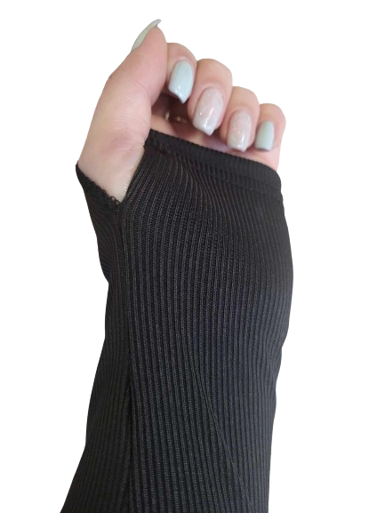 Damska sukienka prążkowana z wycięciem po bokach - obrazek 4