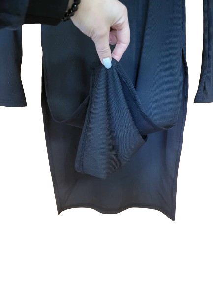 Damska sukienka prążkowana z wycięciem po bokach - obrazek 3