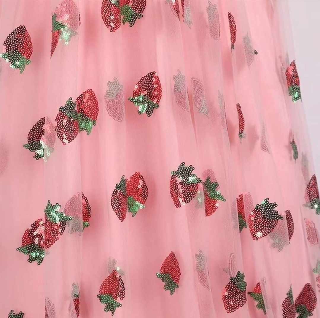 Damska rozkloszowana sukienka tiulowa w truskawki - obrazek 2