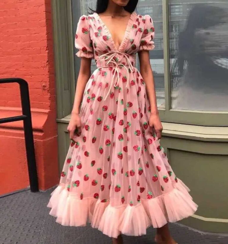 Damska rozkloszowana sukienka tiulowa w truskawki - obrazek 2