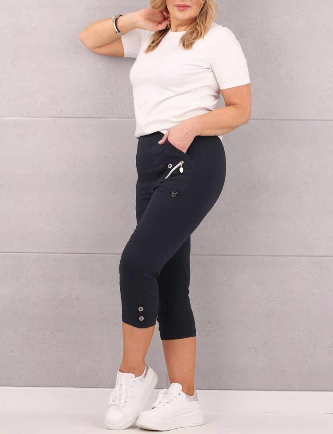 Damskie spodnie 3/4 czarne rybaczki rozmiar 3XL/4XL - obrazek 3