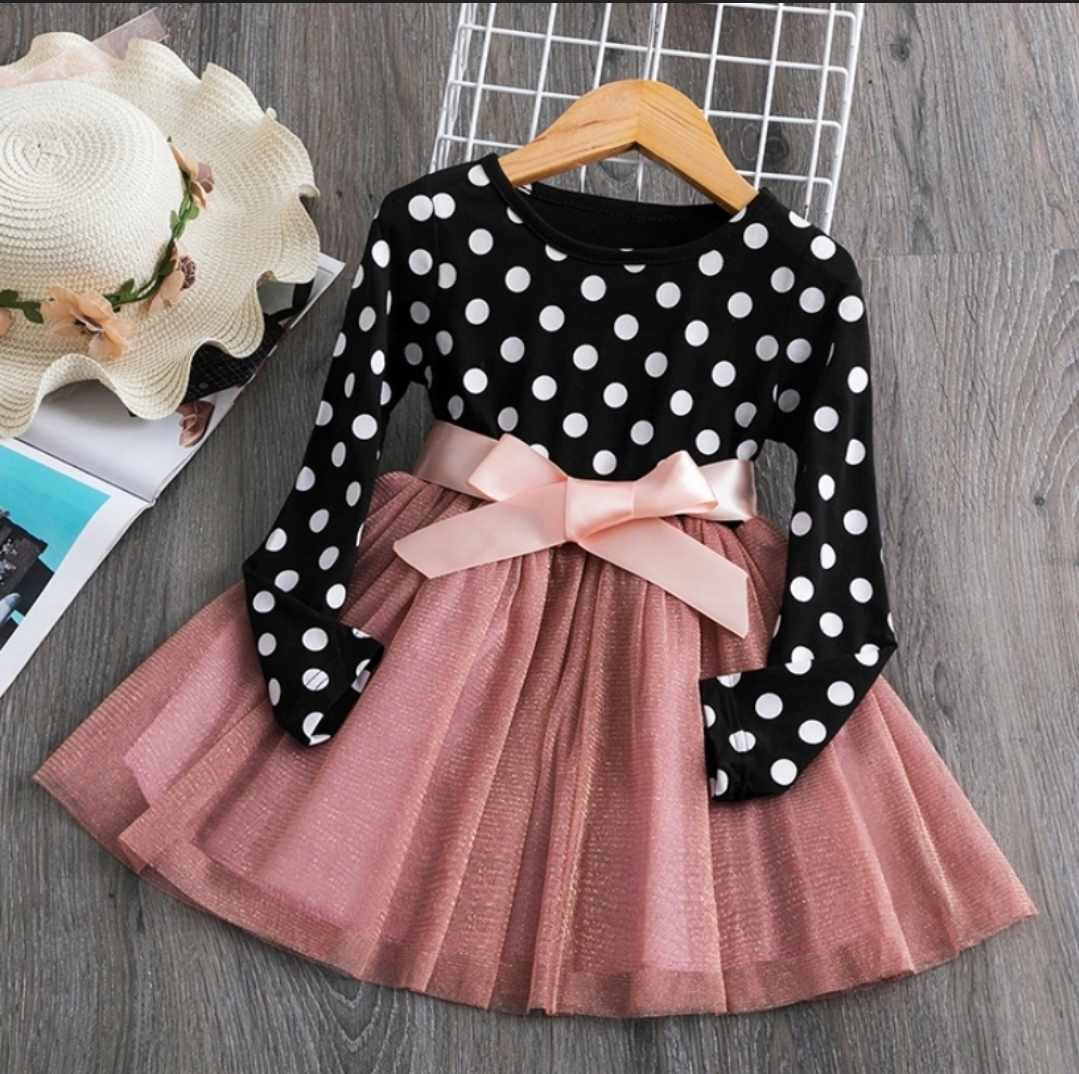 Dziewczęca sukienka w groszki z tiulem - obrazek 4