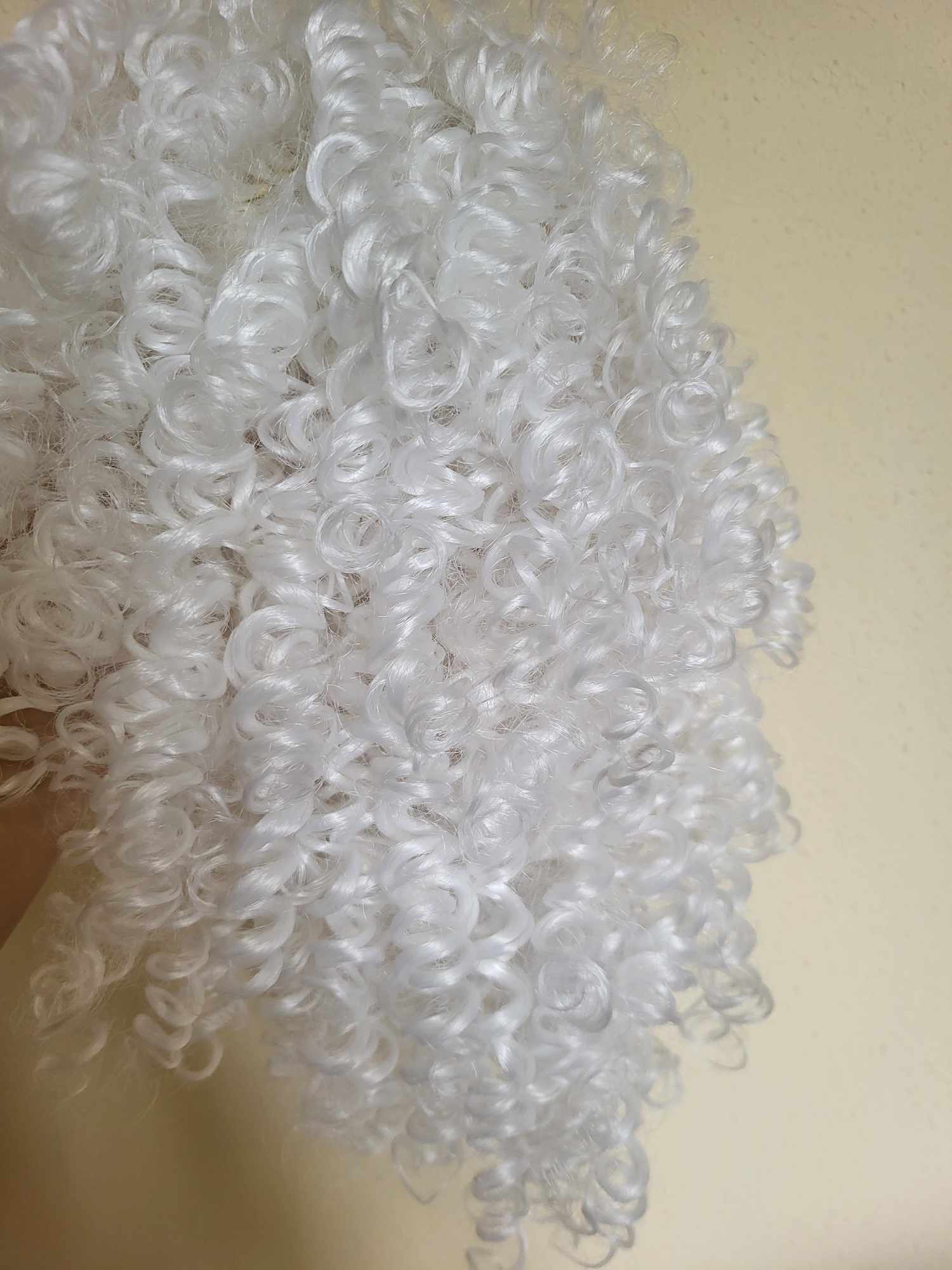 Peruka biała krótka afro długość 35 cm - obrazek 2