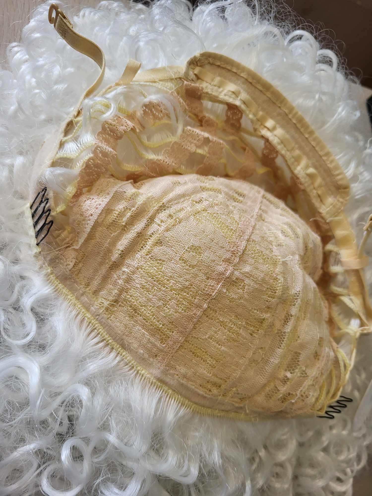 Peruka biała krótka afro długość 35 cm - obrazek 4