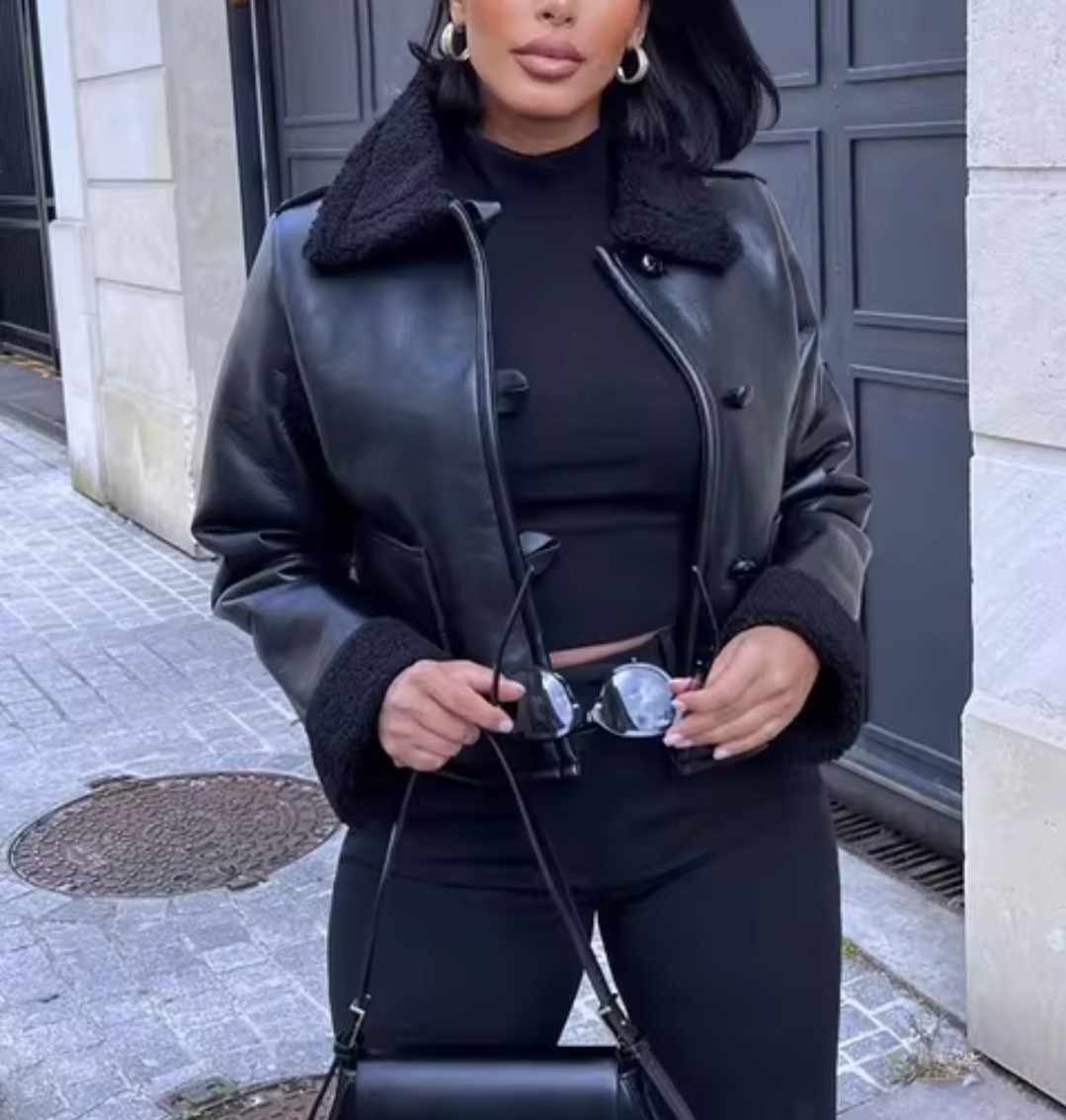 Damska krótka czarna kurtka ocieplana kożuszkiem - obrazek 5