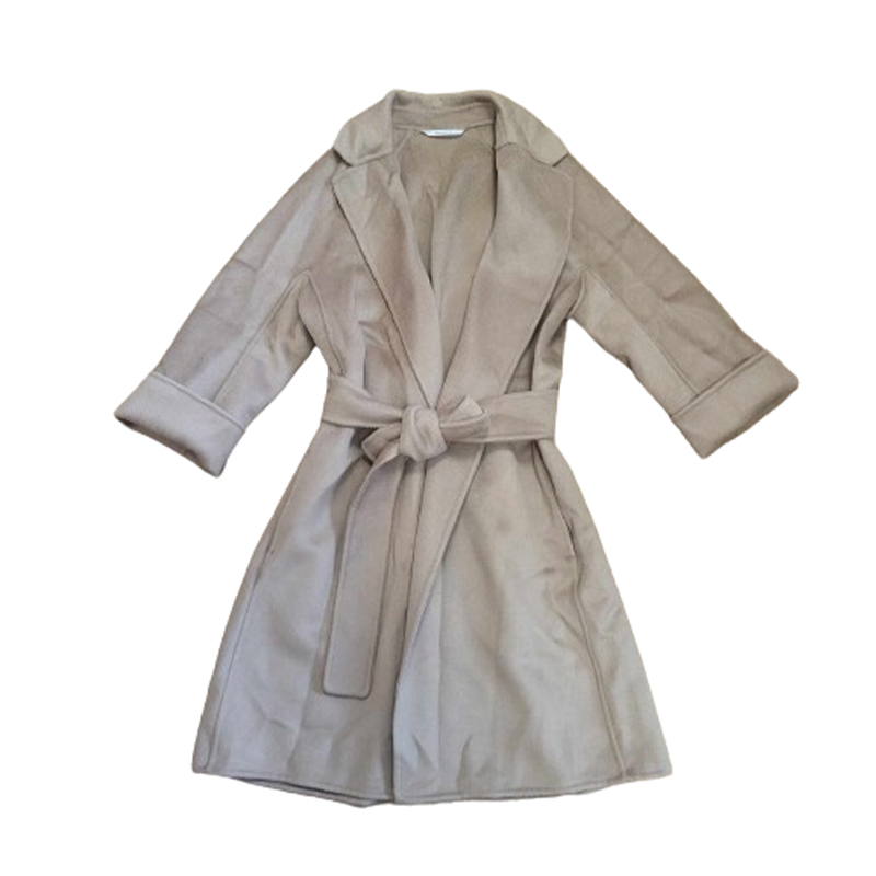 Beżowy płaszcz damski wiązany