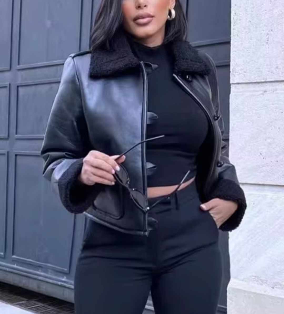 Damska krótka czarna kurtka ocieplana kożuszkiem - obrazek 4