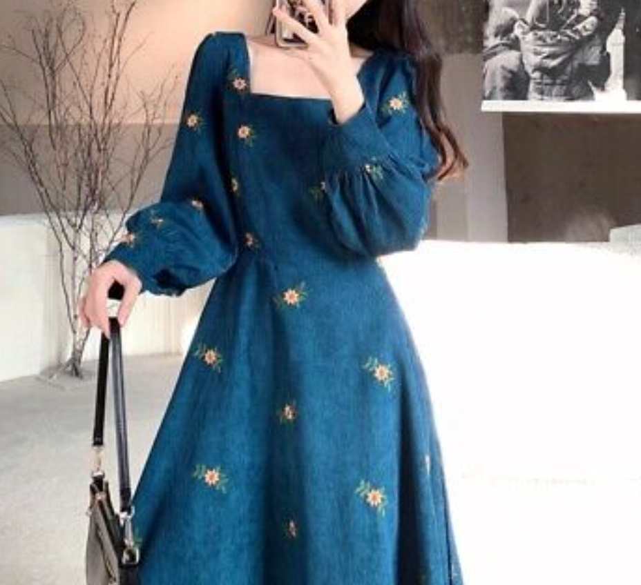 Rozkloszowana sztruksowa sukienka midi - obrazek 7