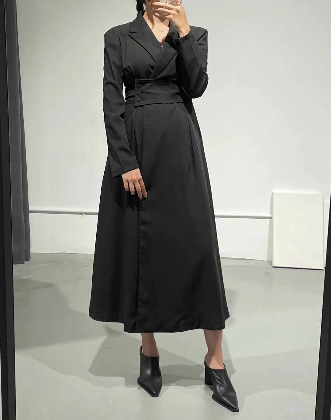 Sukienka typu trencz midi z długim rękawem S - obrazek 4