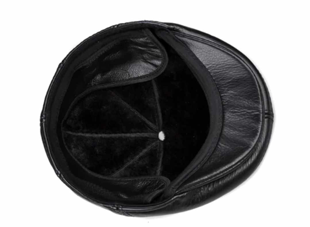 Ocieplana czapka z daszkiem czarna z nausznikami - obrazek 2