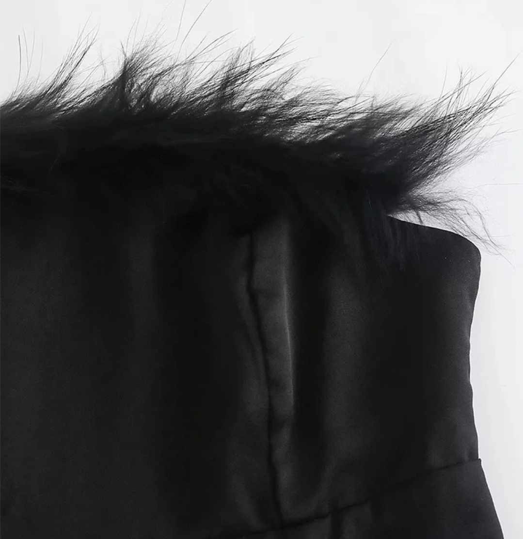 Czarna sukienka midi z ozdobnymi piórami - obrazek 3