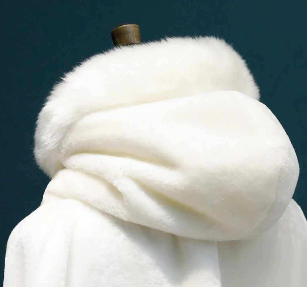 Peleryna pluszowa z futerkiem biała długa z kapturem - obrazek 5