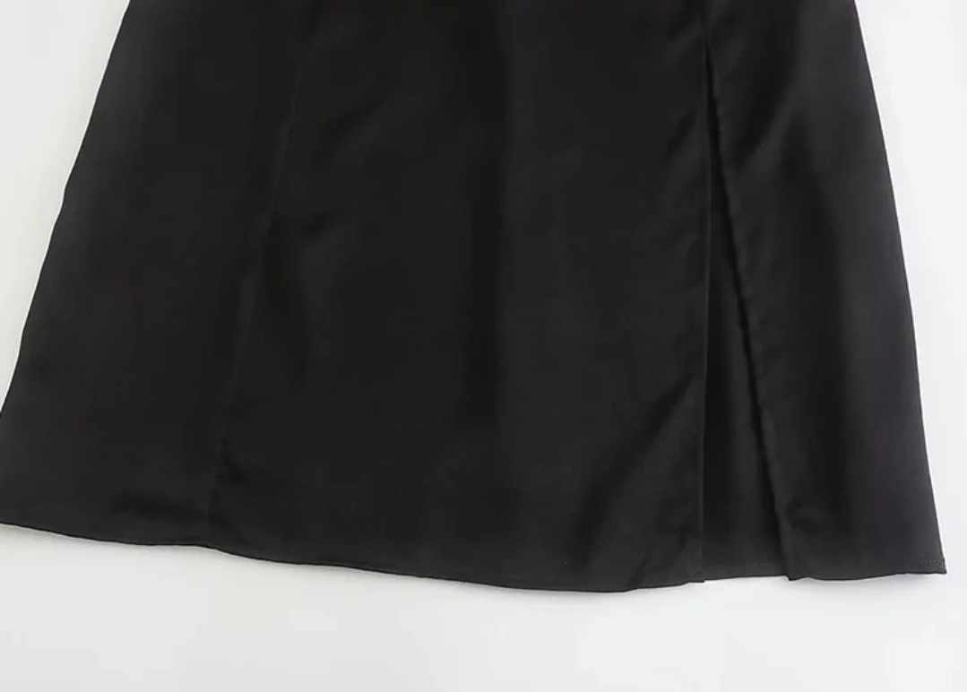 Czarna sukienka midi z ozdobnymi piórami - obrazek 7