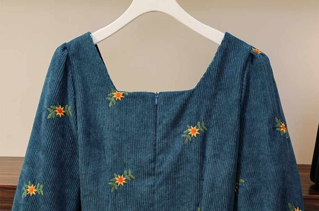 Rozkloszowana sztruksowa sukienka midi - obrazek 4