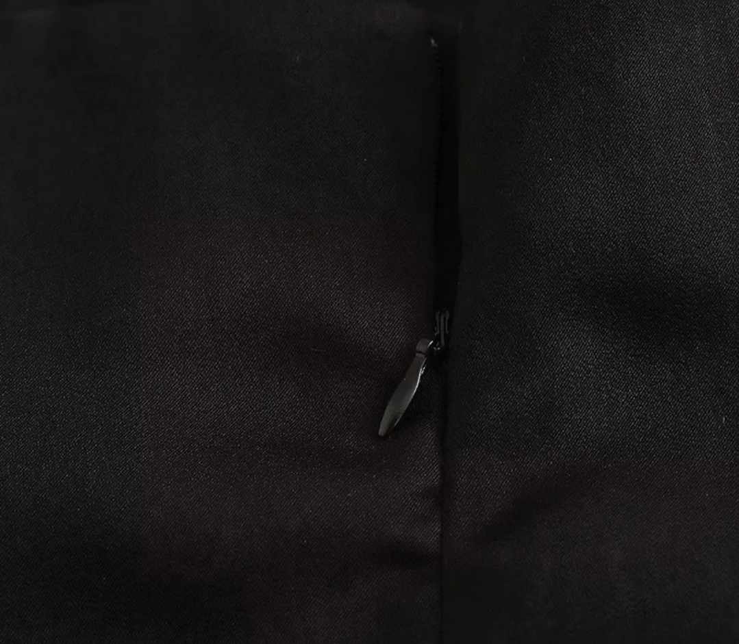 Czarna sukienka midi z ozdobnymi piórami - obrazek 6