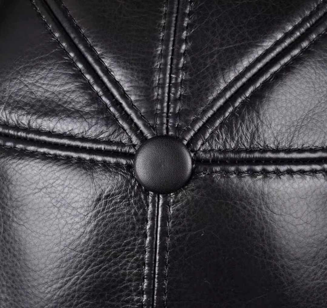 Ocieplana czapka z daszkiem czarna z nausznikami - obrazek 4