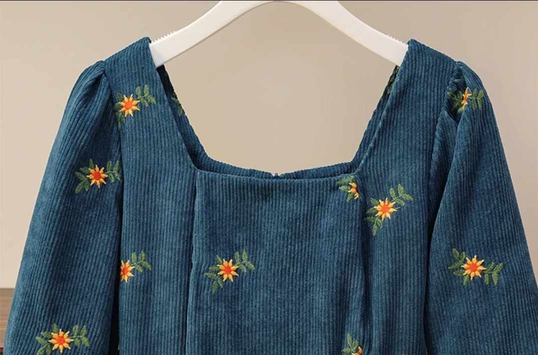 Rozkloszowana sztruksowa sukienka midi - obrazek 3